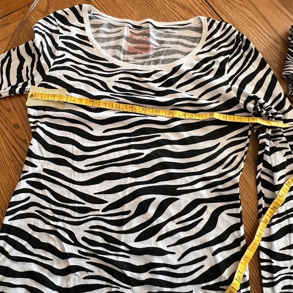 Ladies Zebra Fashion Set (4) Piece: Top, Skirt, Pocketbook & Lanyard 🦓 - Picture 15 of 16